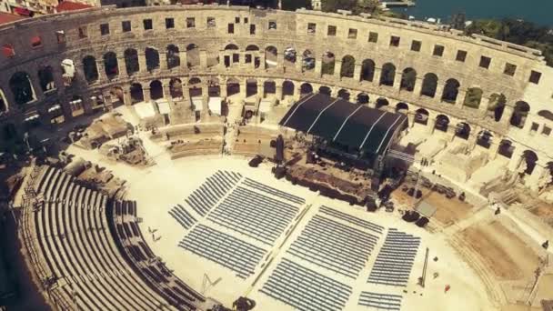 Zdjęcia lotnicze malejącej z słynnego starożytnego rzymskiego amfiteatru w Pula, Chorwacja — Wideo stockowe