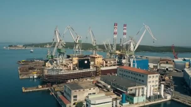 Pula, Chorvatsko - 4 srpna 2017. Letecká časová prodleva loděnic Uljanik — Stock video