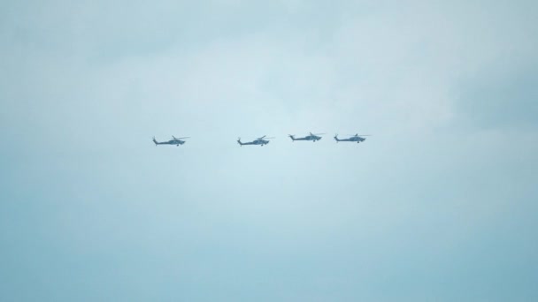 Regio Moskou - 8 augustus 2017. Russische luchtmacht Mil Mi-28 Havoc Anti-Armor aanval helikopters formatie vliegen in de lucht — Stockvideo