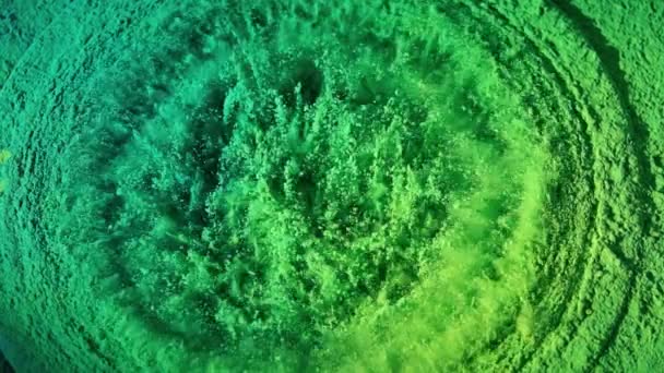 低音スピーカーが空気、超スローモーション撮影で緑の粉をスローします。 — ストック動画