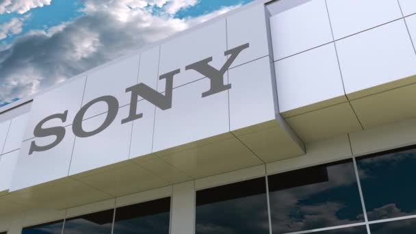 Logo de Sony Corporation en la moderna fachada del edificio. Representación Editorial 3D — Vídeo de stock