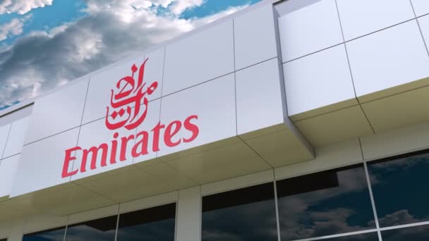 Logotipo da Emirates Airline na fachada moderna do edifício. Renderização 3D editorial — Vídeo de Stock