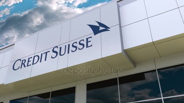 Logotipo do Grupo Credit Suisse na fachada moderna do edifício. Renderização 3D editorial — Vídeo de Stock