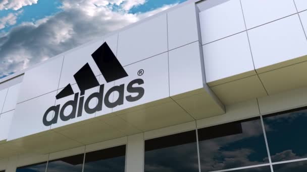 Iscrizione e logo Adidas sulla facciata dell'edificio moderno. Rendering editoriale 3D — Video Stock