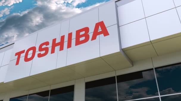 Das Logo der toshiba Corporation auf der Fassade des modernen Gebäudes. redaktionelles 3D-Rendering — Stockvideo