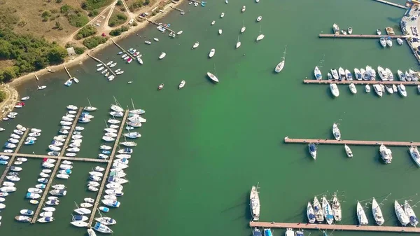 アンカー ボート、モーター ボート、ヨット アドリア海マリーナ桟橋での空撮 — ストック写真