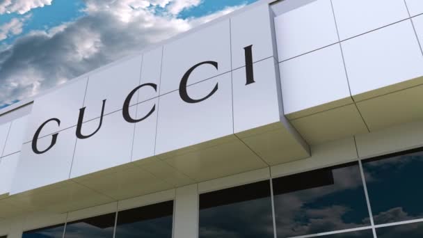 Логотип Gucci на фасаде современного здания. Редакционная 3D рендеринг — стоковое видео