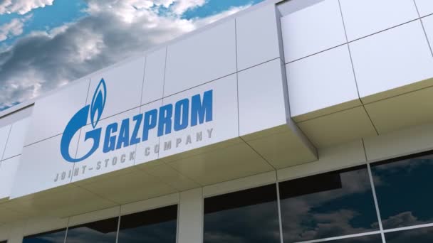 Логотип "Газпрома" на фасаде современного здания. Редакционная 3D рендеринг — стоковое видео