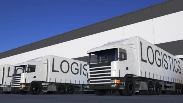 Camión semirremolque de carga acelerada con título LOGÍSTICAS en la carga o descarga del remolque — Vídeo de stock