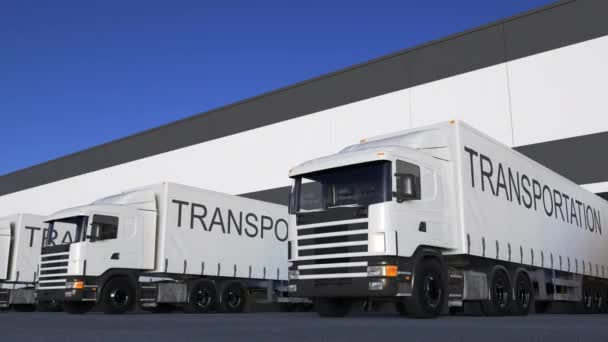 Грузовой полугрузовик с надписью TRANSPORTATION на погрузке или разгрузке прицепа — стоковое видео