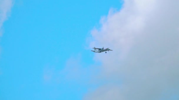 Avión turbohélice volando en el cielo. Lente de teleobjetivo de cámara lenta disparada — Vídeos de Stock