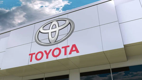 Logo Toyota pe fațada modernă a clădirii. Redarea editorială 3D — Fotografie, imagine de stoc