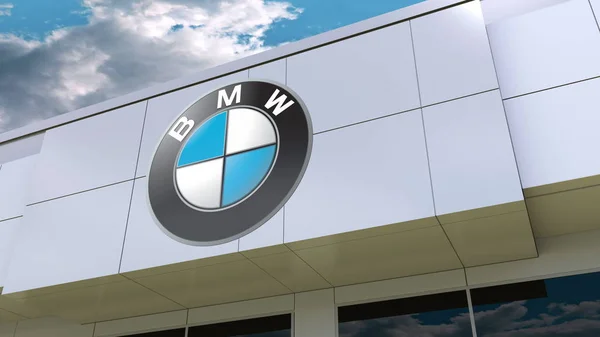 Logo de BMW en la moderna fachada del edificio. Representación Editorial 3D —  Fotos de Stock