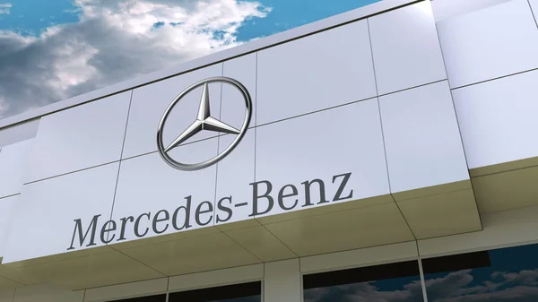 Mercedes-Benz logo modern épület homlokzatán. Szerkesztői 3d-leképezés — Stock Fotó