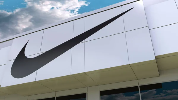 Nike nápis a logo na fasádě moderní budovy. Úvodník 3d vykreslování — Stock fotografie