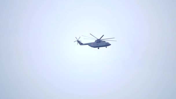Самый большой в мире тяжелый грузовой вертолет, летающий в небе — стоковое видео
