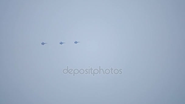 Три истребителя ВВС России, летящие в небе — стоковое видео