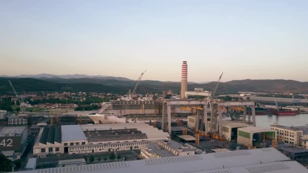 Monfalcone, Olaszország - augusztus 9-én, 2017. A légi felvétel a körutazást végző hajó Msc Seaview építenek a Fincantieri hajógyár — Stock videók