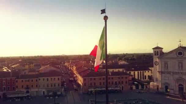 PALMANOVA, ITALIA 9 AGOSTO 2017. Lasso di tempo aereo di sventolare bandiera italiana nel centro della città — Video Stock