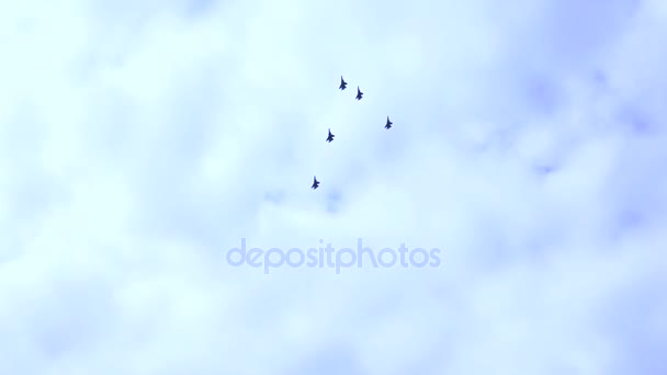 Combatientes de la Fuerza Aérea Rusa formación volando en el cielo — Vídeos de Stock
