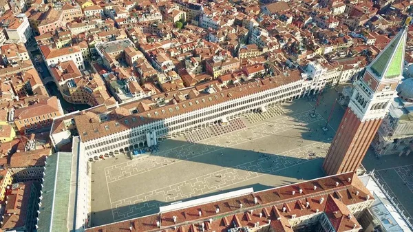 Вид с воздуха на площадь Сан Марко и Кампаниле в Венеции, одну из самых известных достопримечательностей Италии — стоковое фото
