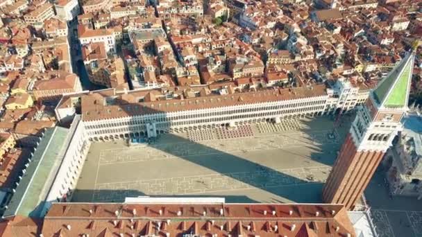 Luchtfoto van Piazza San Marco en de Campanile in Venetië, een van de meest beroemde bezienswaardigheden in Italië — Stockvideo