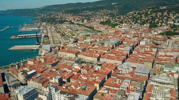 波尔图 Vecchio 或港口的里雅斯特市和中央火车站，意大利的鸟瞰图 — 图库照片
