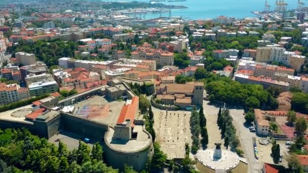 Вид с воздуха на город Триест и морской порт, Италия — стоковое видео