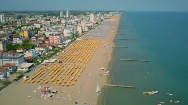 Αεροφωτογραφία του μια μεγάλη αμμώδη παραλία στην Ιταλία. Χρόνου θερινών διακοπών — Αρχείο Βίντεο