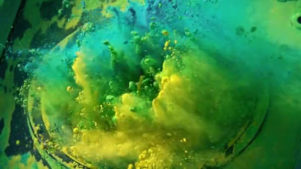 Bass loudspeaker throws blue, yellow and green powder in the air, super slow motion shot. Music, sound, festival or party concepts — Stock Video