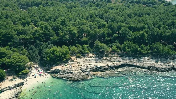 Vista aérea de una pequeña playa rocosa en el mar Adriático — Foto de Stock