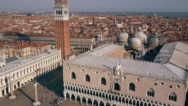 Venedik'in ünlü Piazza San Marco, Campanile ve Doges Sarayı içeren hava atış — Stok fotoğraf