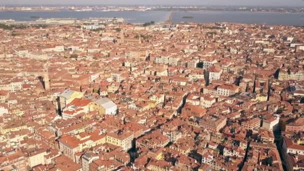 Оранжевые черепичные крыши старых зданий в Венеции, Италия. Воздушный удар — стоковое видео