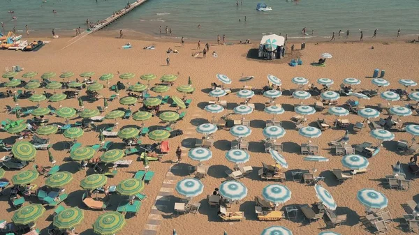 Bir Lido di Jesolo, İtalya büyük bir kalabalık kumlu plaj havadan görünümü. Yaz tatil zamanı — Stok fotoğraf