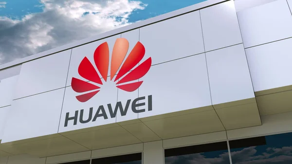 Логотип Huawei на фасаде современного здания. Редакционная 3D рендеринг — стоковое фото