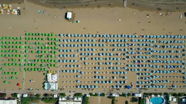 Aerial top down view of a big crowded sandy beach in Italy. Summer vacation time — Stock Photo, Image