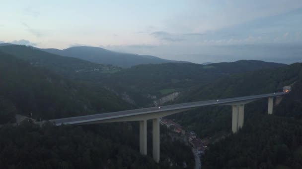 Vue aérienne du pont routier européen et du tunnel dans les montagnes au crépuscule — Video