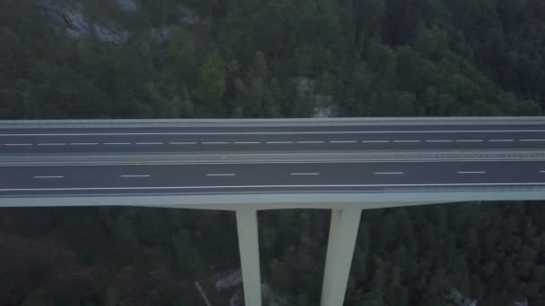 Luftaufnahme der europäischen Autobahnbrücke in den Bergen in der Abenddämmerung — Stockvideo