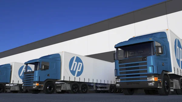 Ημι φορτηγών μεταφορών με το λογότυπο της Hp Inc. φόρτωσης ή εκφόρτωσης στην αποβάθρα της αποθήκης. Συντακτική 3d rendering — Φωτογραφία Αρχείου