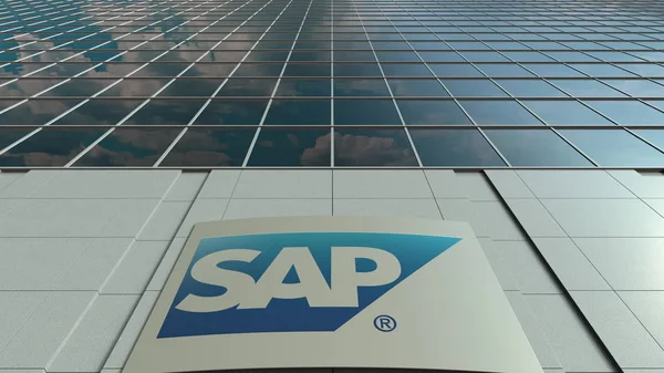 Tablero de señalización con logotipo de SAP SE. Moderna fachada del edificio de oficinas. Representación Editorial 3D — Foto de Stock