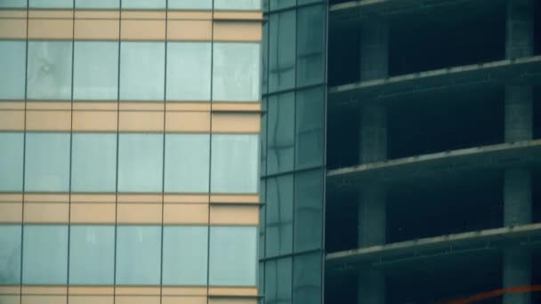 Detalles de un moderno skysraper de oficina en construcción — Vídeos de Stock