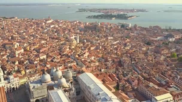 Malerische Luftaufnahme von Venedig und den entfernten Inseln San Michele und Murano, Italien — Stockvideo