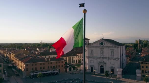 Palmanova, Italië - 9 augustus 2017. Luchtfoto van de Italiaanse vlag zwaaien op het centrale plein van de stad — Stockvideo