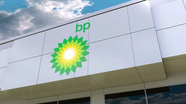 BP λογότυπο στην πρόσοψη πολυκατοικίας. Συντακτική 3d rendering — Φωτογραφία Αρχείου