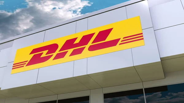 DHL Express logó a modern épület homlokzatát. Szerkesztői 3d-leképezés — Stock Fotó