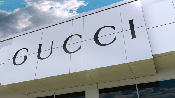 Gucci logo na elewacji budynku. Redakcji renderowania 3d — Zdjęcie stockowe
