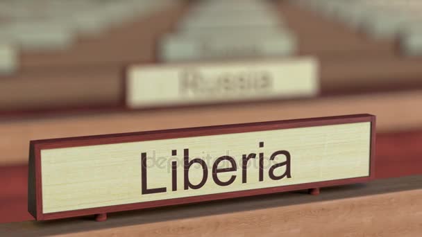 Liberia Namensschild zwischen verschiedenen Ländern Plaketten bei internationalen Organisationen. 3D-Darstellung — Stockvideo