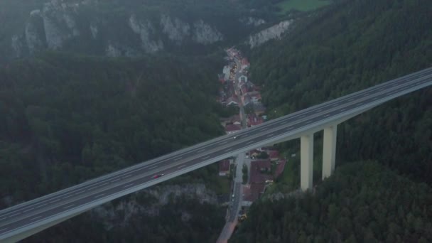 Flygfoto av österrikisk motorväg bro över småstad på kvällen — Stockvideo