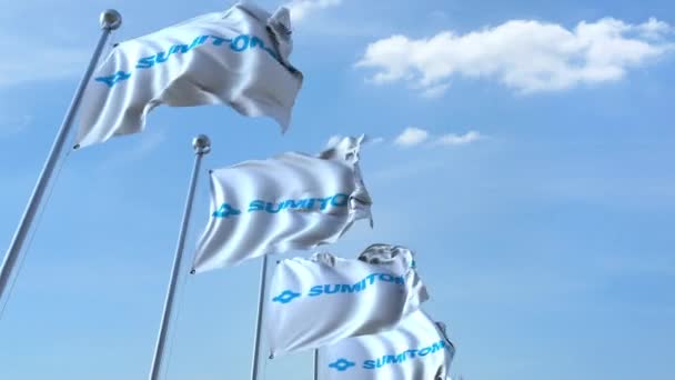 Ondeando banderas con el logotipo de Sumitomo contra el cielo, lazo sin costuras. Animación editorial 4K — Vídeo de stock
