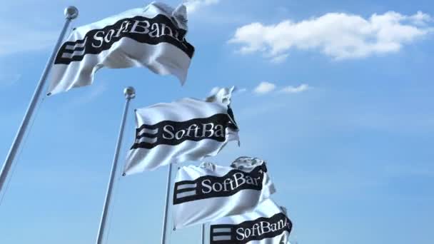 Vlající vlajky s logem Soft Bank proti obloze, bezešvé smyčka. 4 k redakční animace — Stock video